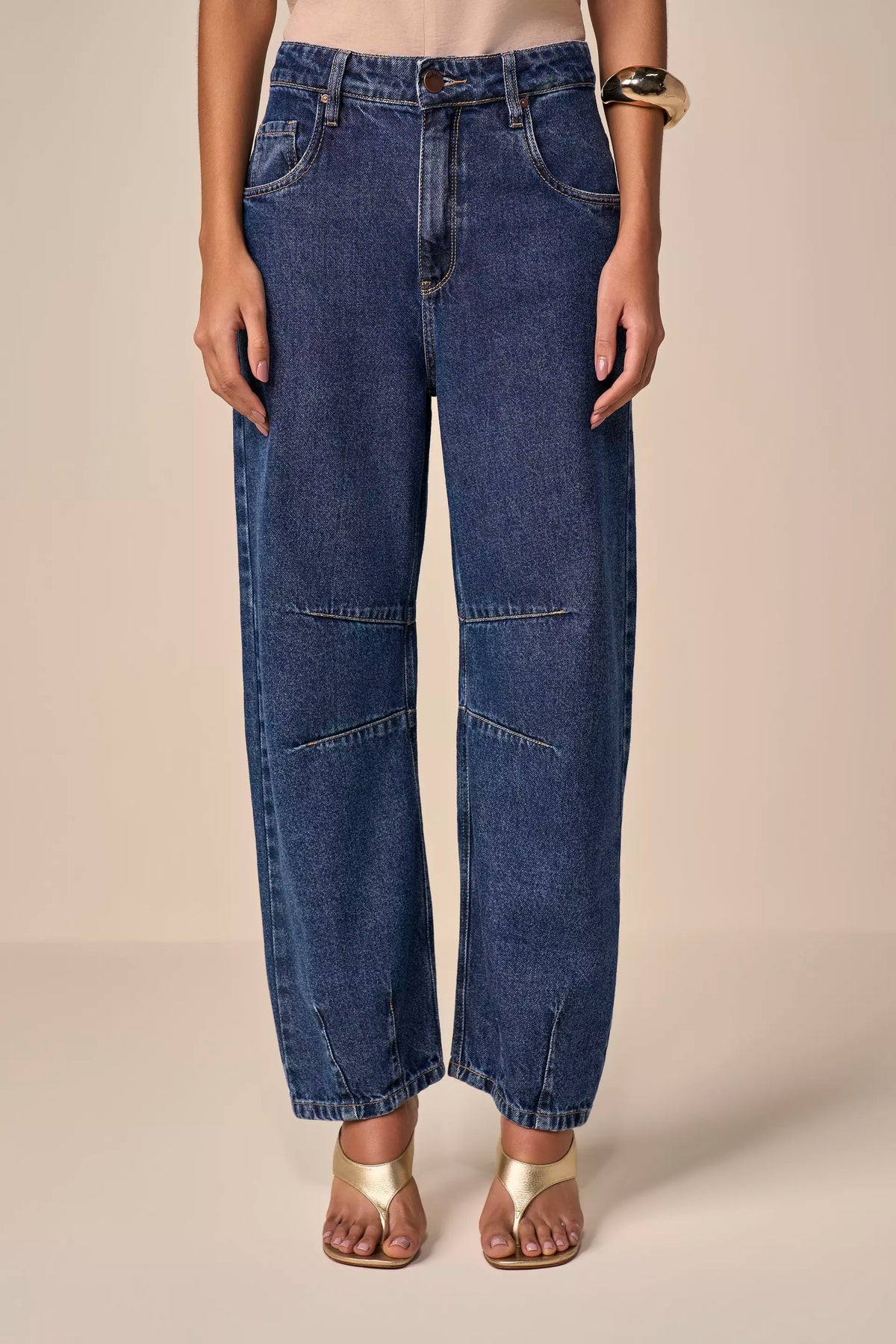 calça jeans barrel cintura intermediária com recortes
