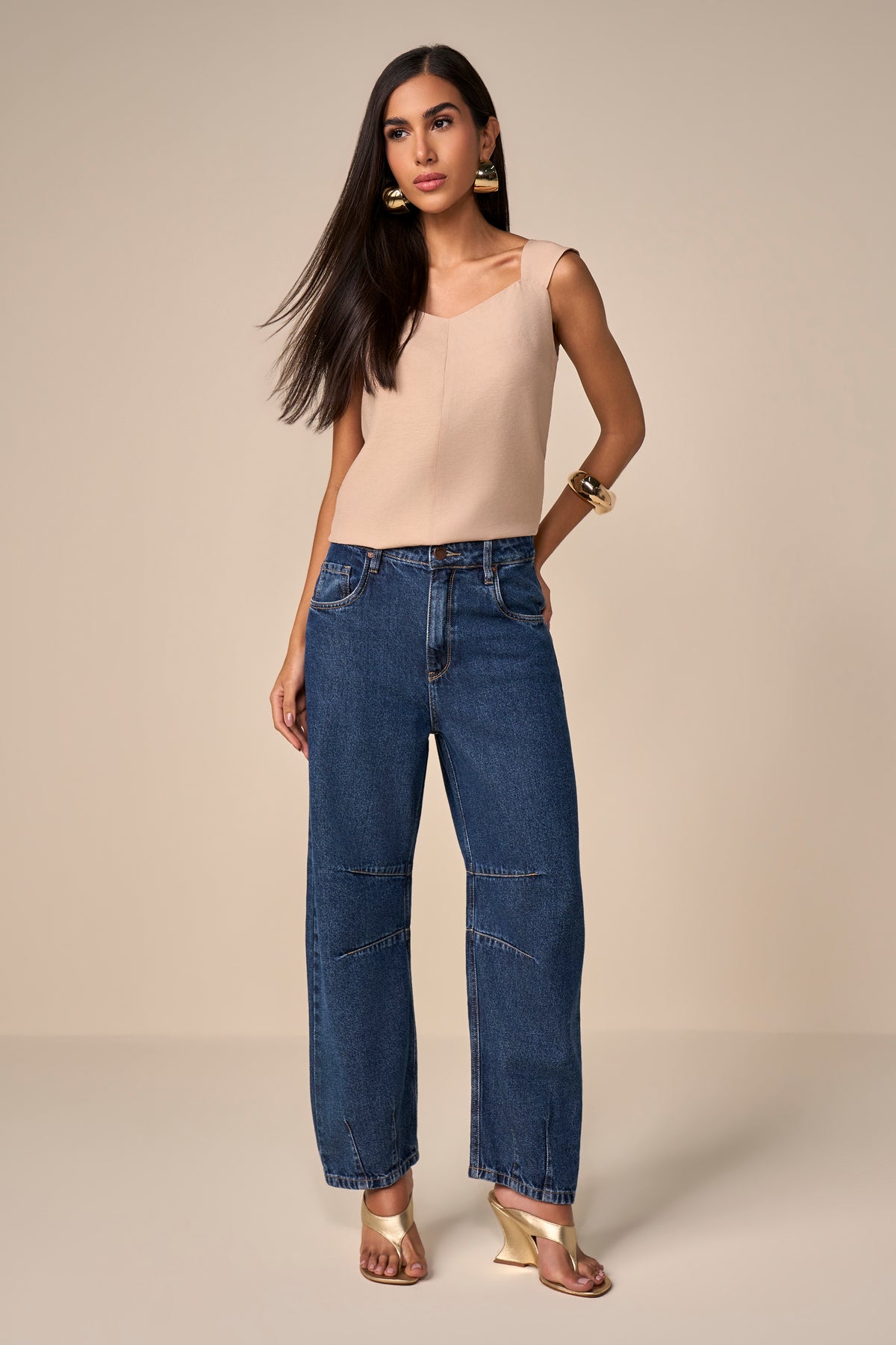 calça jeans barrel cintura intermediária com recortes