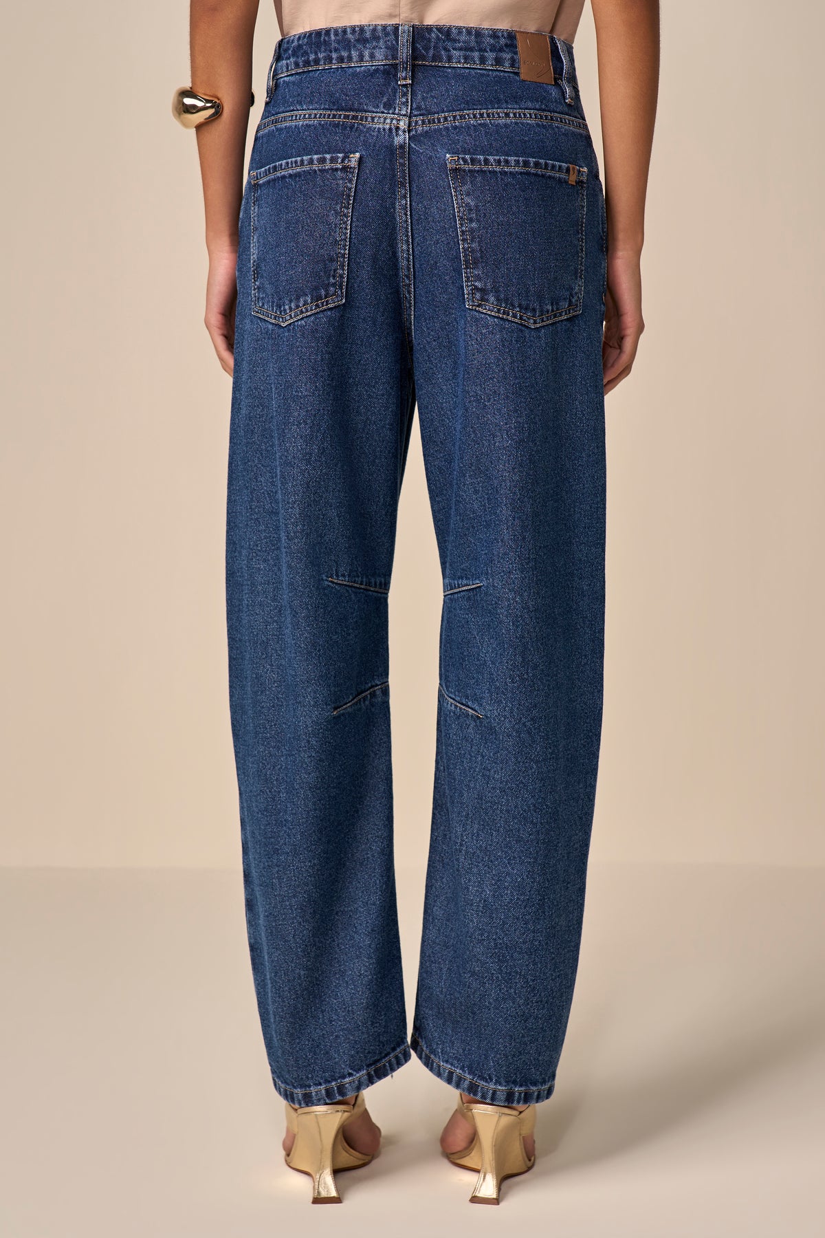 calça jeans barrel cintura intermediária com recortes