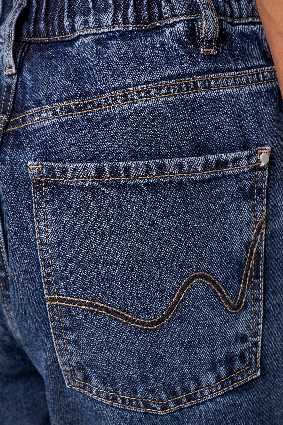 calça jeans wide leg cintura intermediária cós de elástico