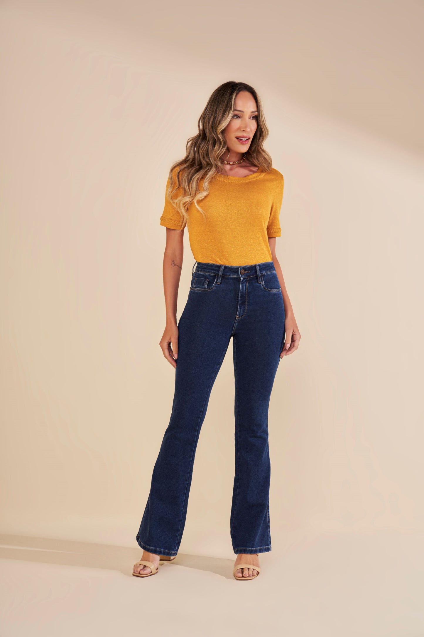 calça jeans malha boot cut cintura intermediária com detalhe bolso