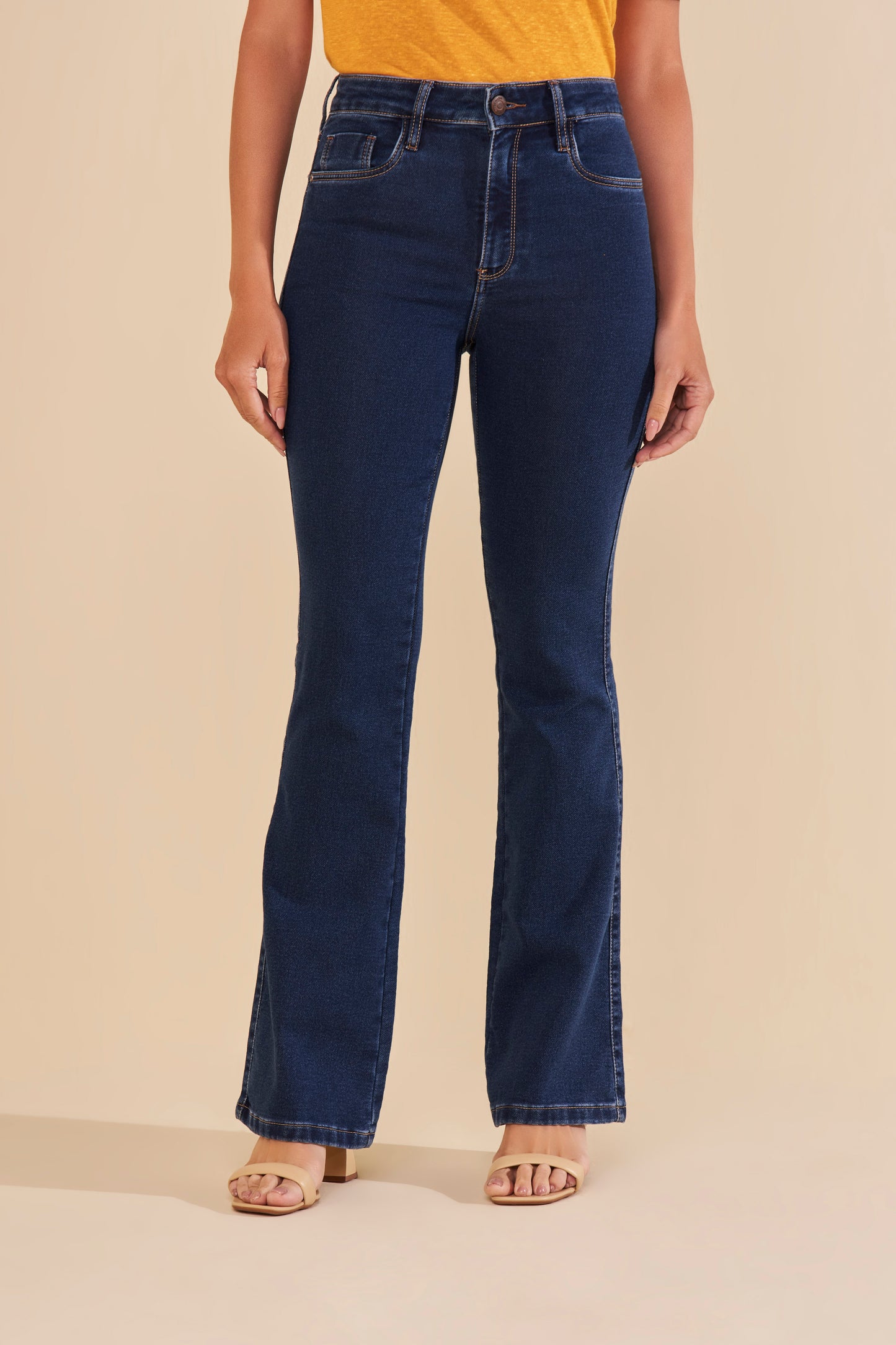 calça jeans malha boot cut cintura intermediária com detalhe bolso