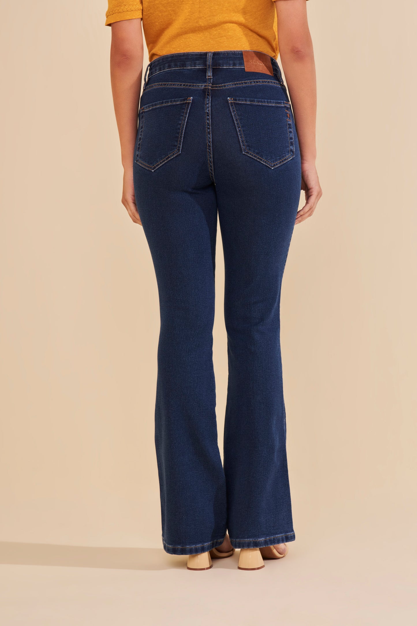 calça jeans malha boot cut cintura intermediária com detalhe bolso