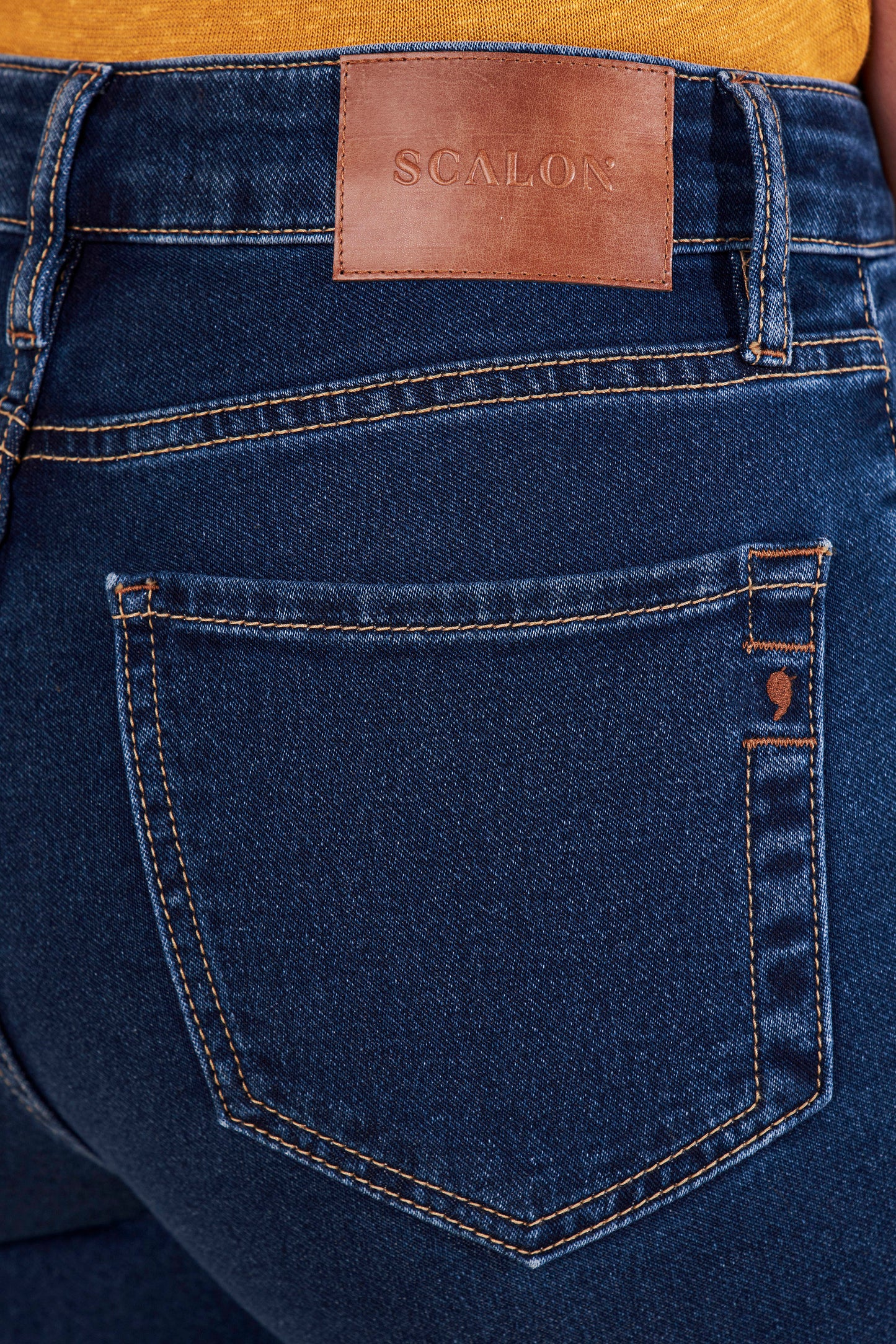 calça jeans malha boot cut cintura intermediária com detalhe bolso
