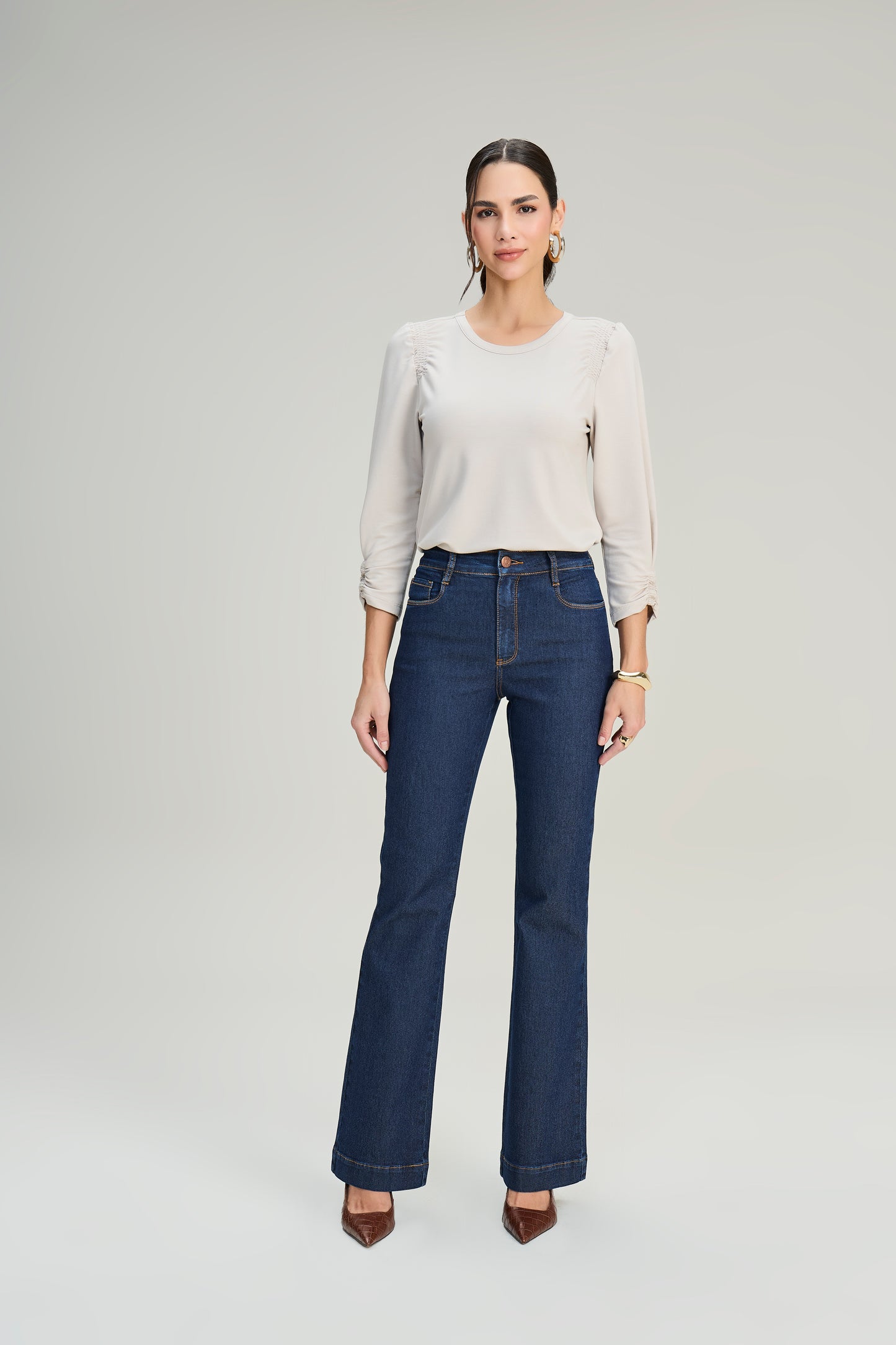 calça jeans boot cut cintura intermediária com bordado