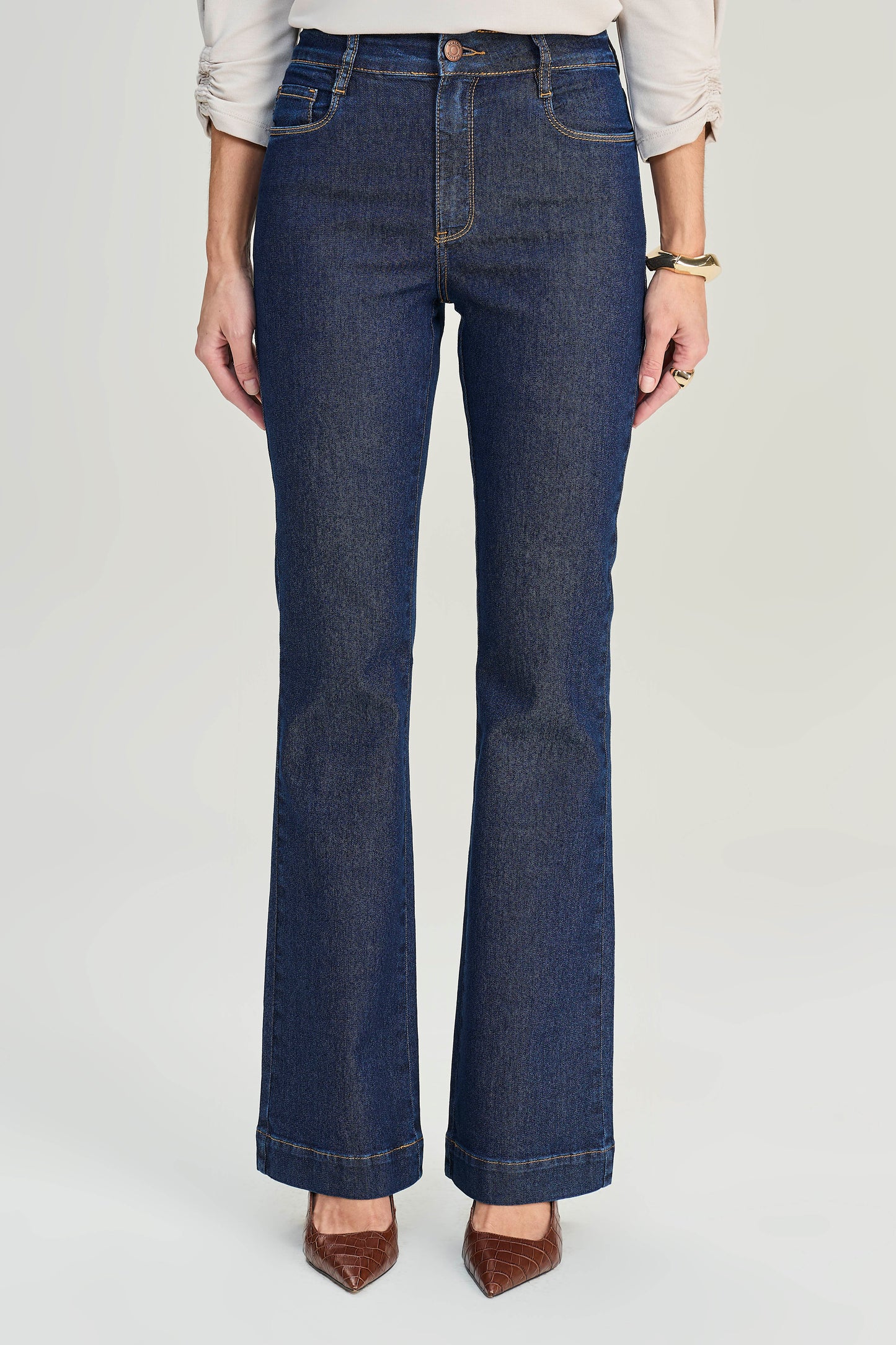 calça jeans boot cut cintura intermediária com bordado