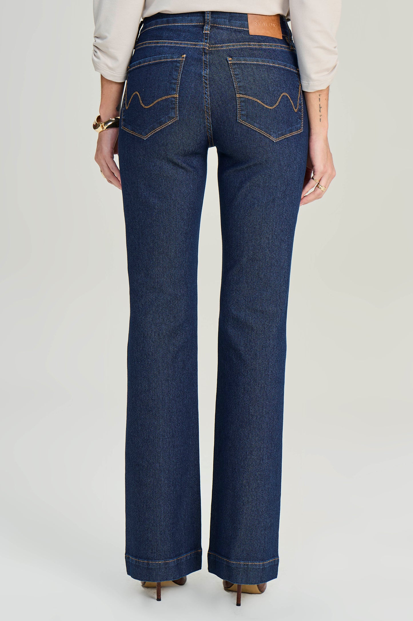 calça jeans boot cut cintura intermediária com bordado