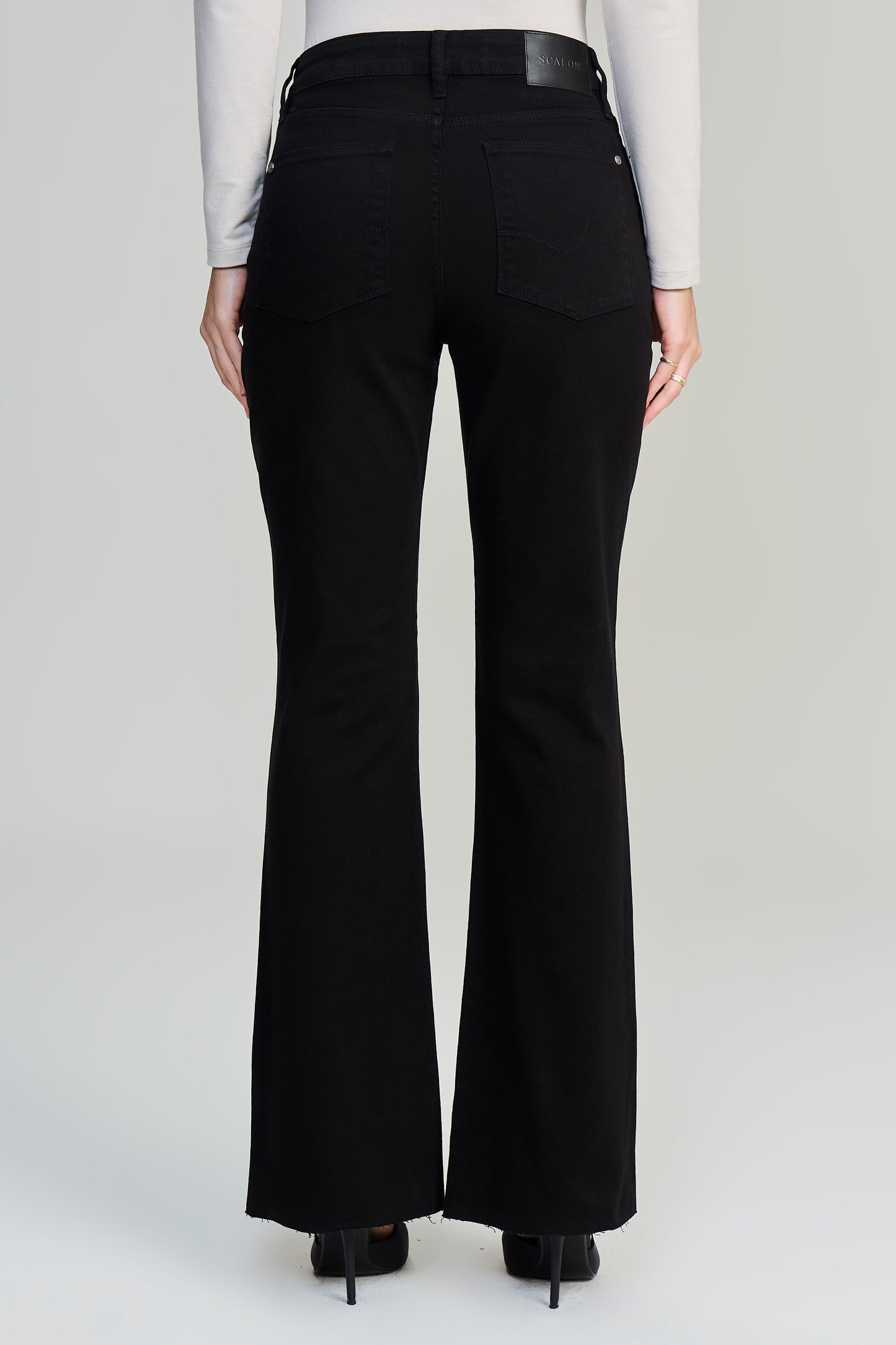 calça sarja boot cut cintura intermediária tradicional
