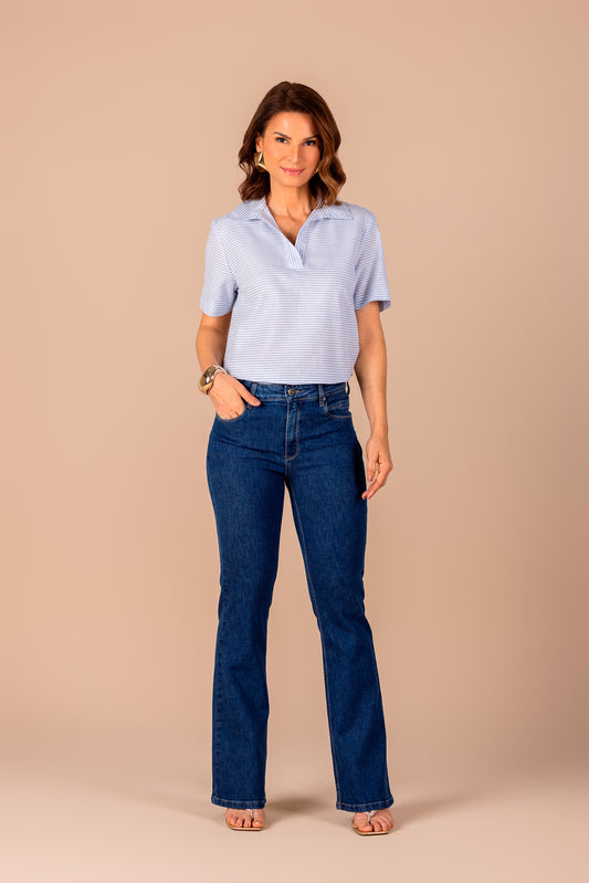 calça jeans bootcut cintura intermediária com recorte no bolso