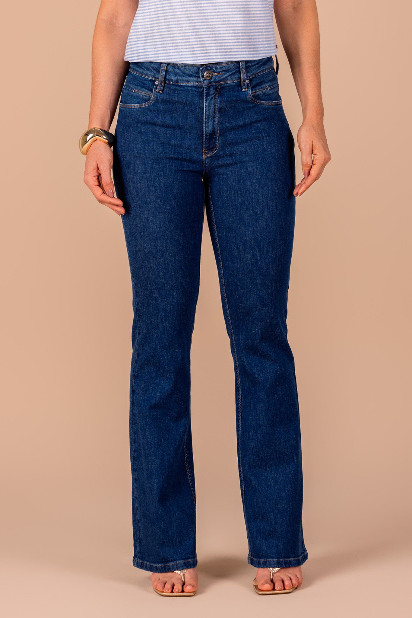 calça jeans bootcut cintura intermediária com recorte no bolso