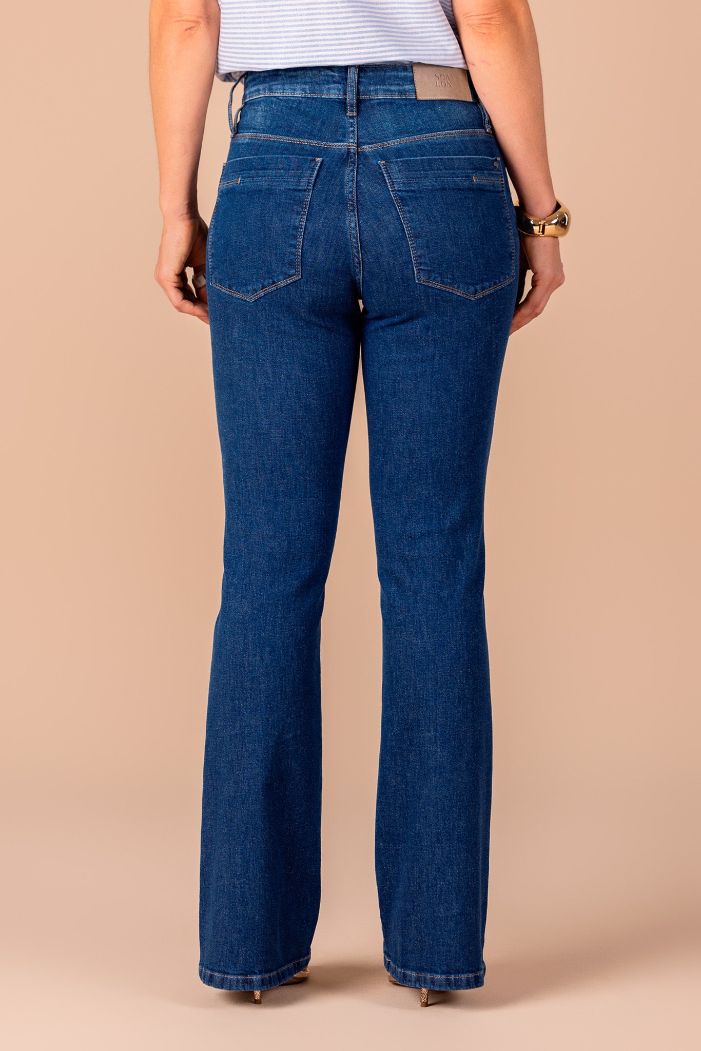 calça jeans bootcut cintura intermediária com recorte no bolso