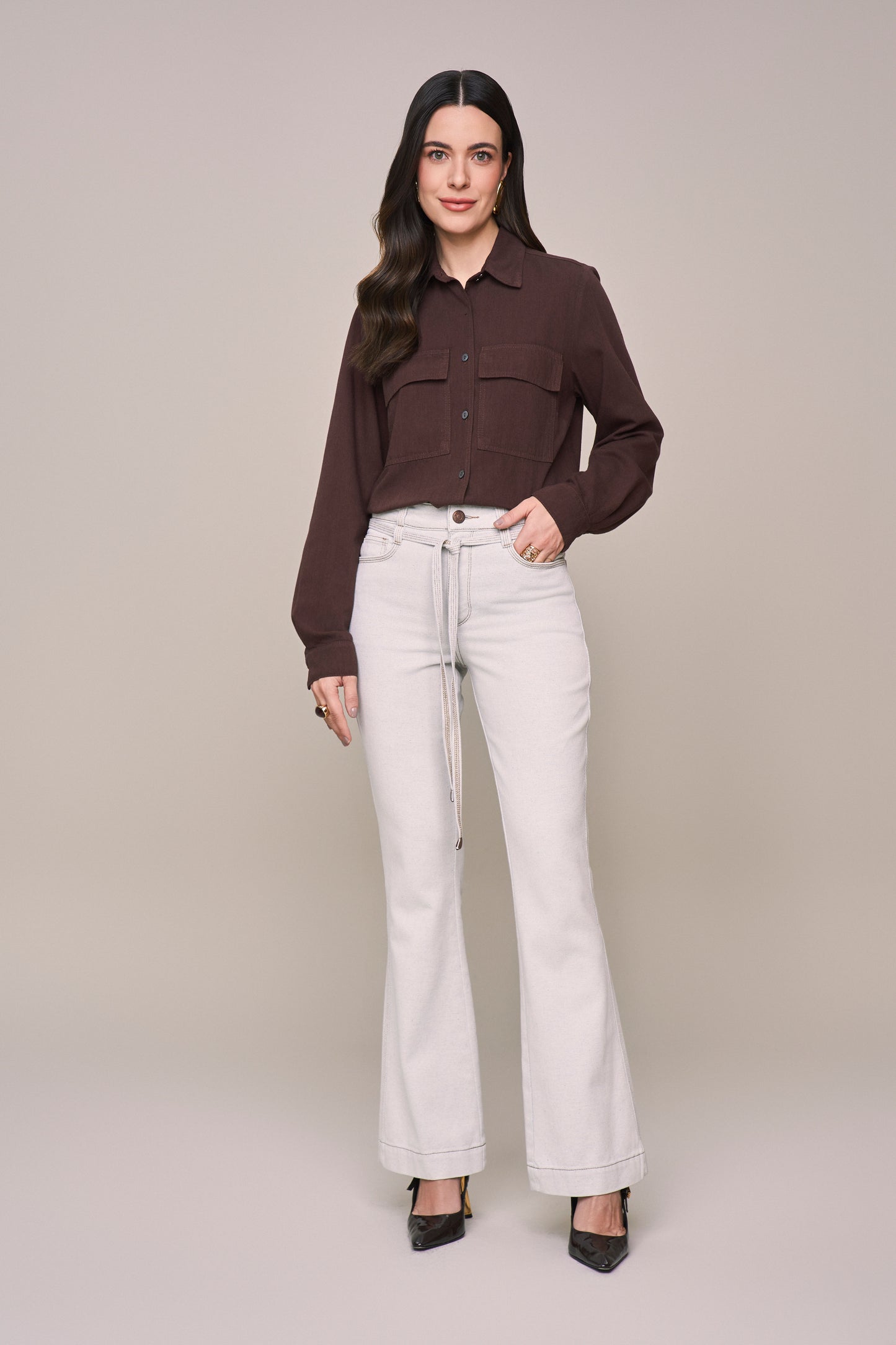 calça jeans boot cut cintura intermediária com cinto