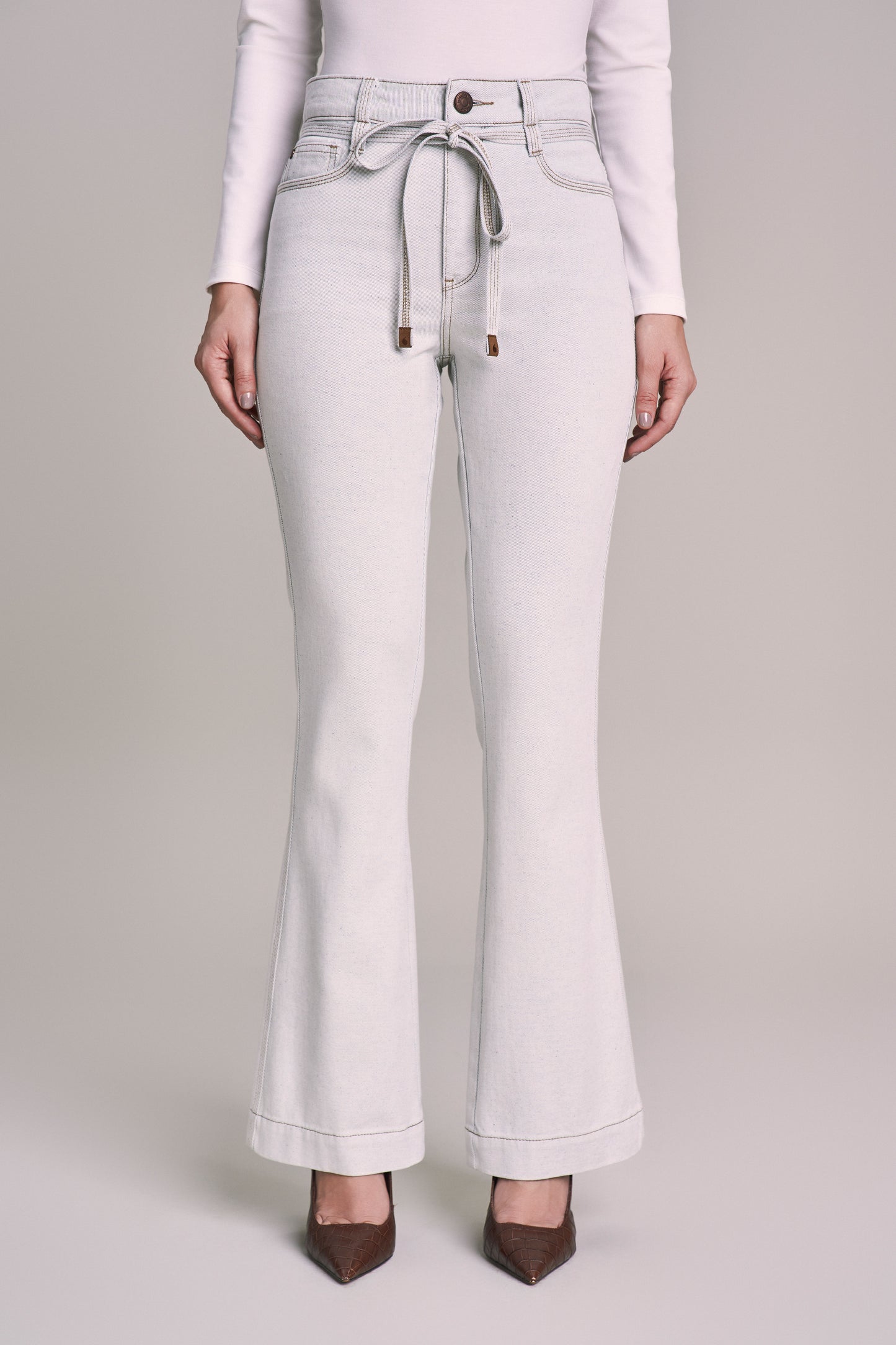 calça jeans boot cut cintura intermediária com cinto