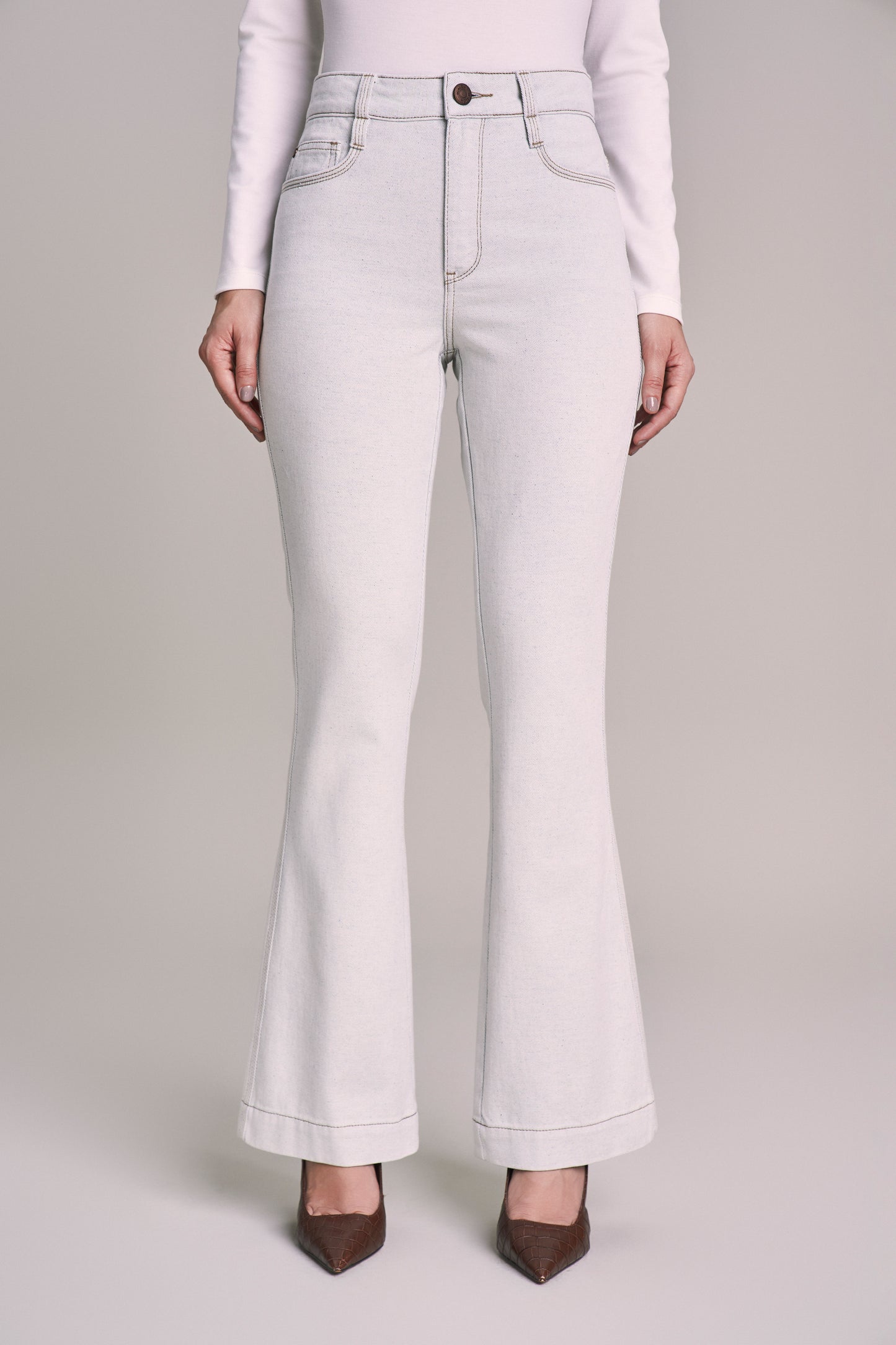 calça jeans boot cut cintura intermediária com cinto