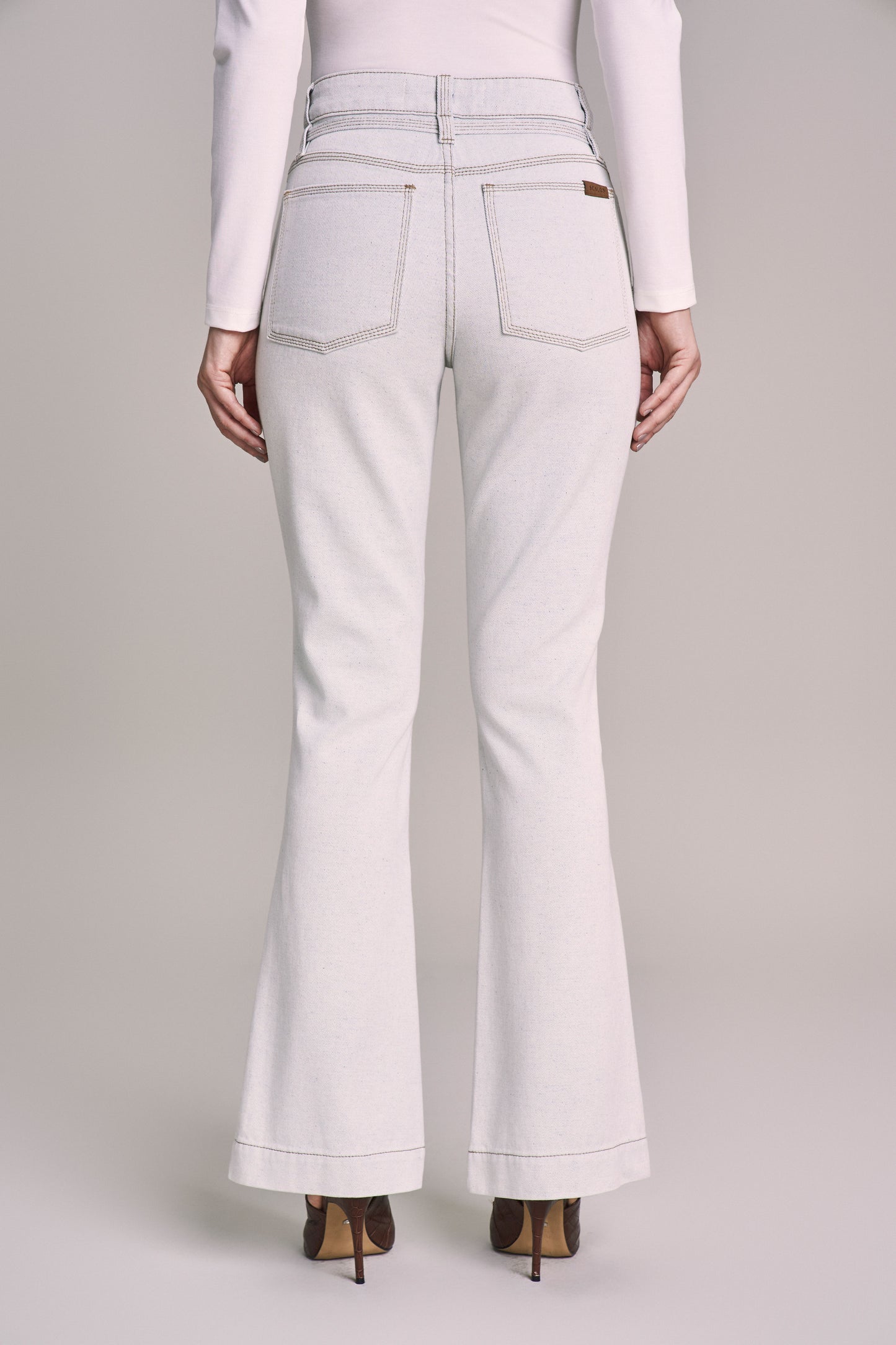 calça jeans boot cut cintura intermediária com cinto