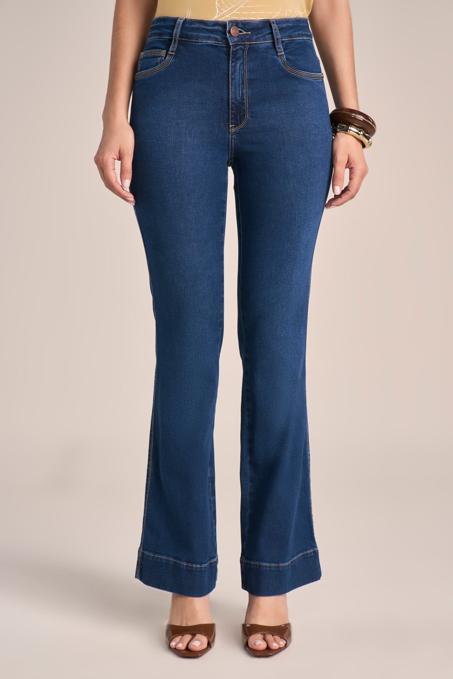 Calça Jeans Boot Cut Cintura Intermediária com Pespontos Triplos