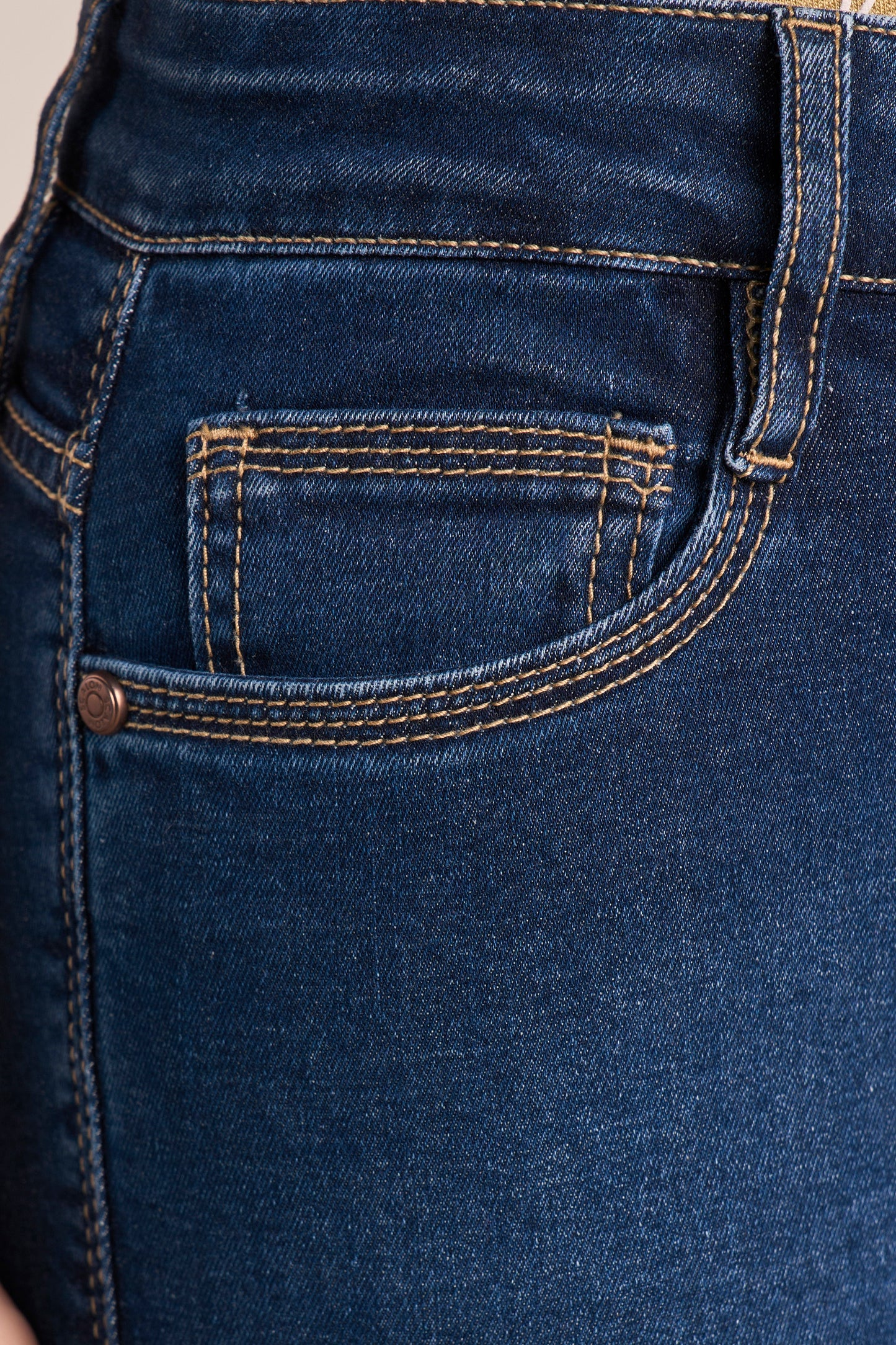 Calça Jeans Boot Cut Cintura Intermediária com Pespontos Triplos