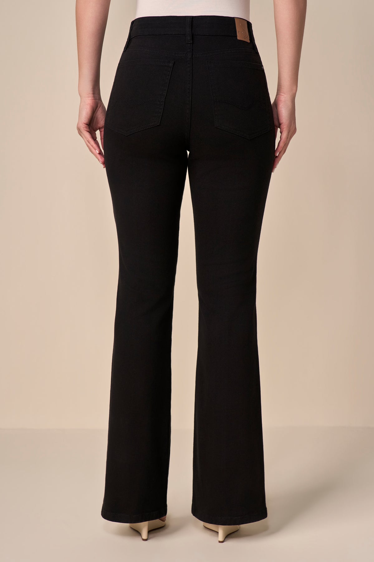 calça sarja color boot cut cintura intermediária com nervura