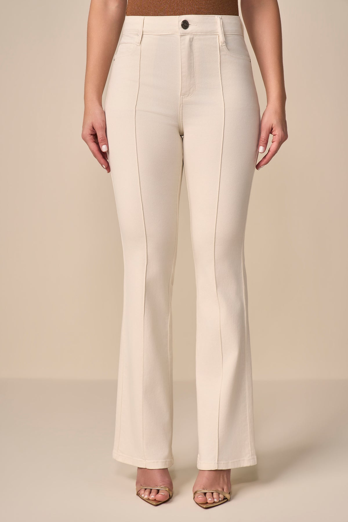 calça sarja color boot cut cintura intermediária com nervura