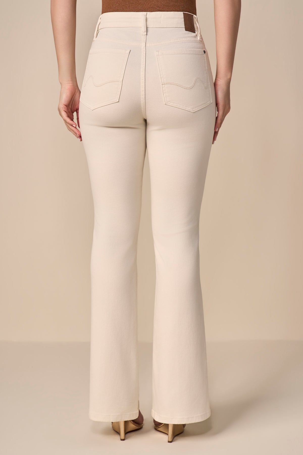 calça sarja color boot cut cintura intermediária com nervura