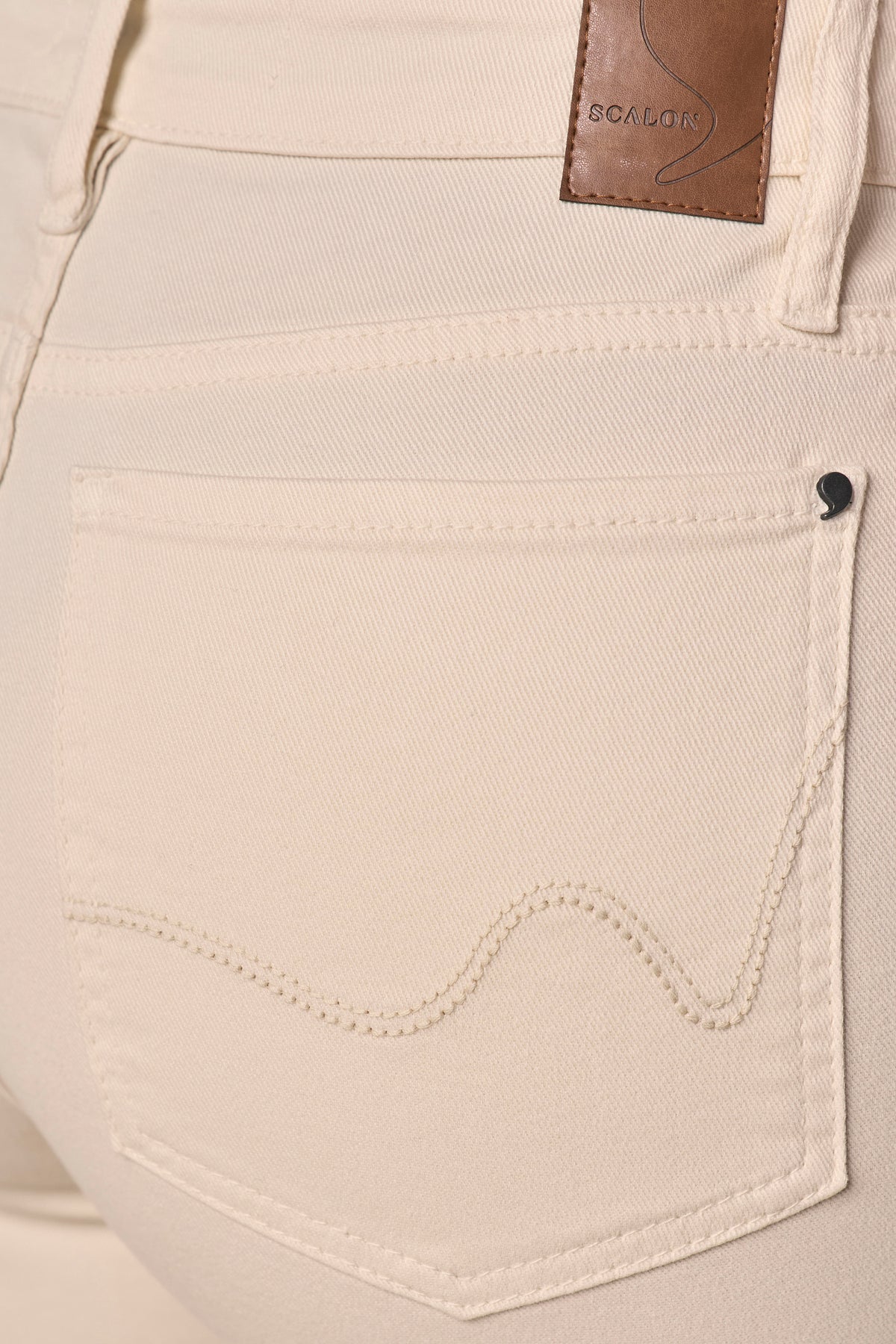 calça sarja color boot cut cintura intermediária com nervura