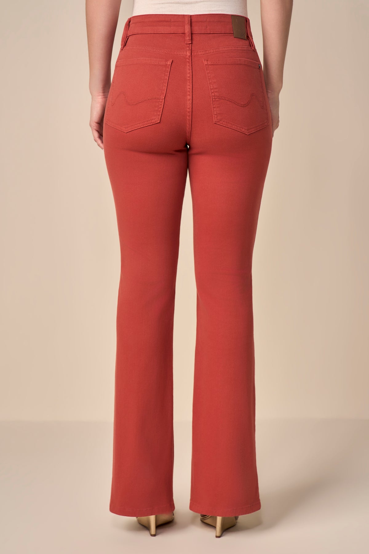 calça sarja color boot cut cintura intermediária com nervura