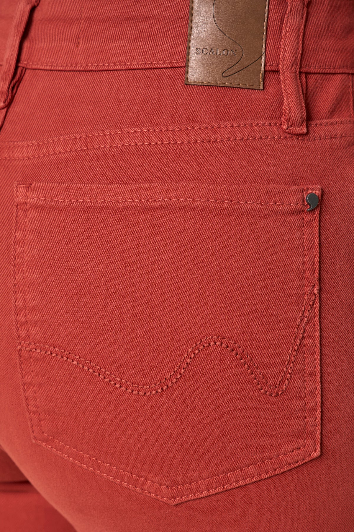calça sarja color boot cut cintura intermediária com nervura