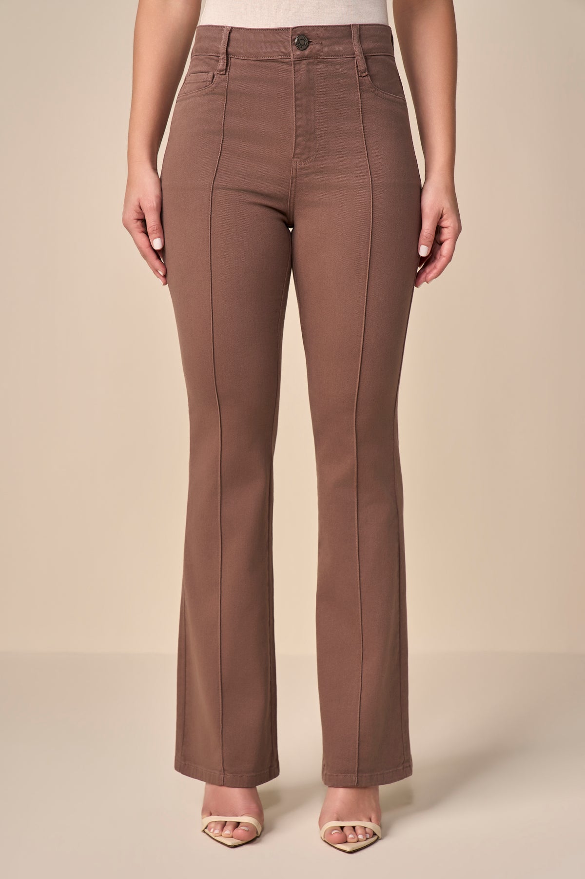 calça sarja color boot cut cintura intermediária com nervura