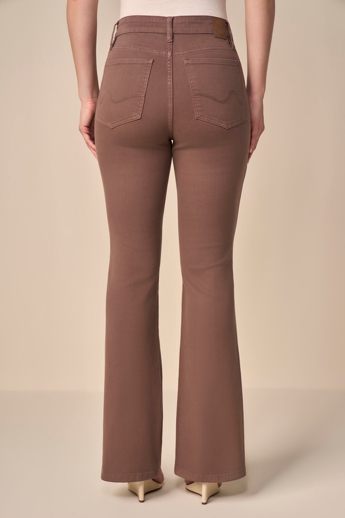 calça sarja color boot cut cintura intermediária com nervura