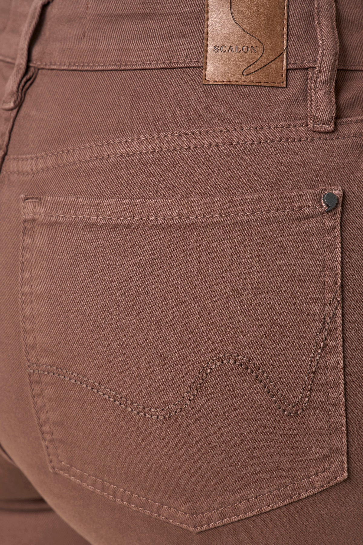 calça sarja color boot cut cintura intermediária com nervura