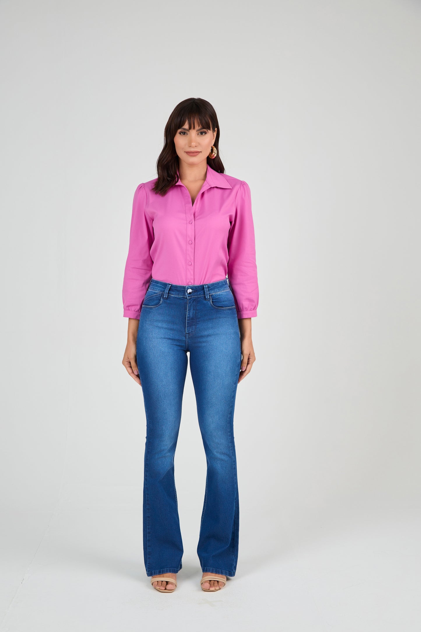 calça jeans flare cintura intermediária