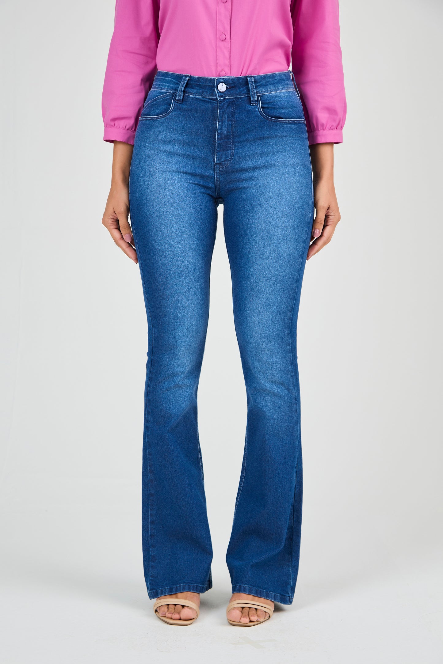 calça jeans flare cintura intermediária