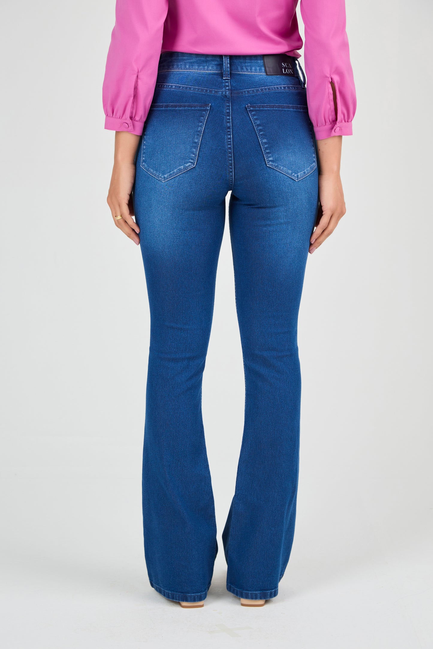 calça jeans flare cintura intermediária
