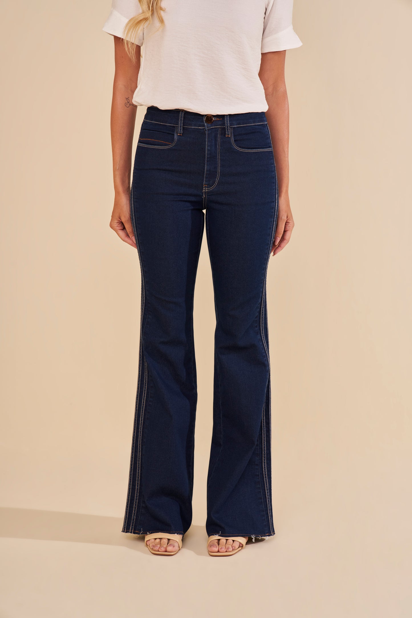calça jeans flare cintura intermediária com detalhe lateral