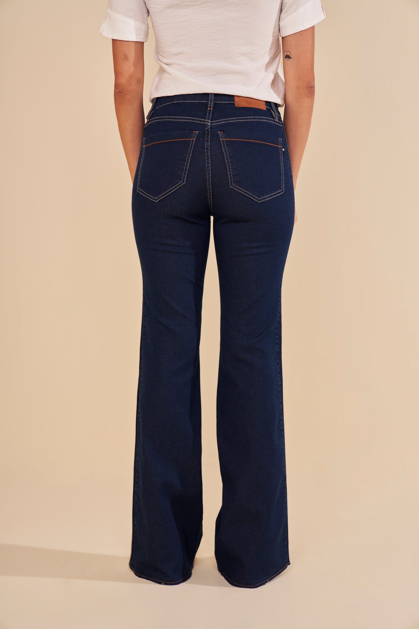 calça jeans flare cintura intermediária com detalhe lateral