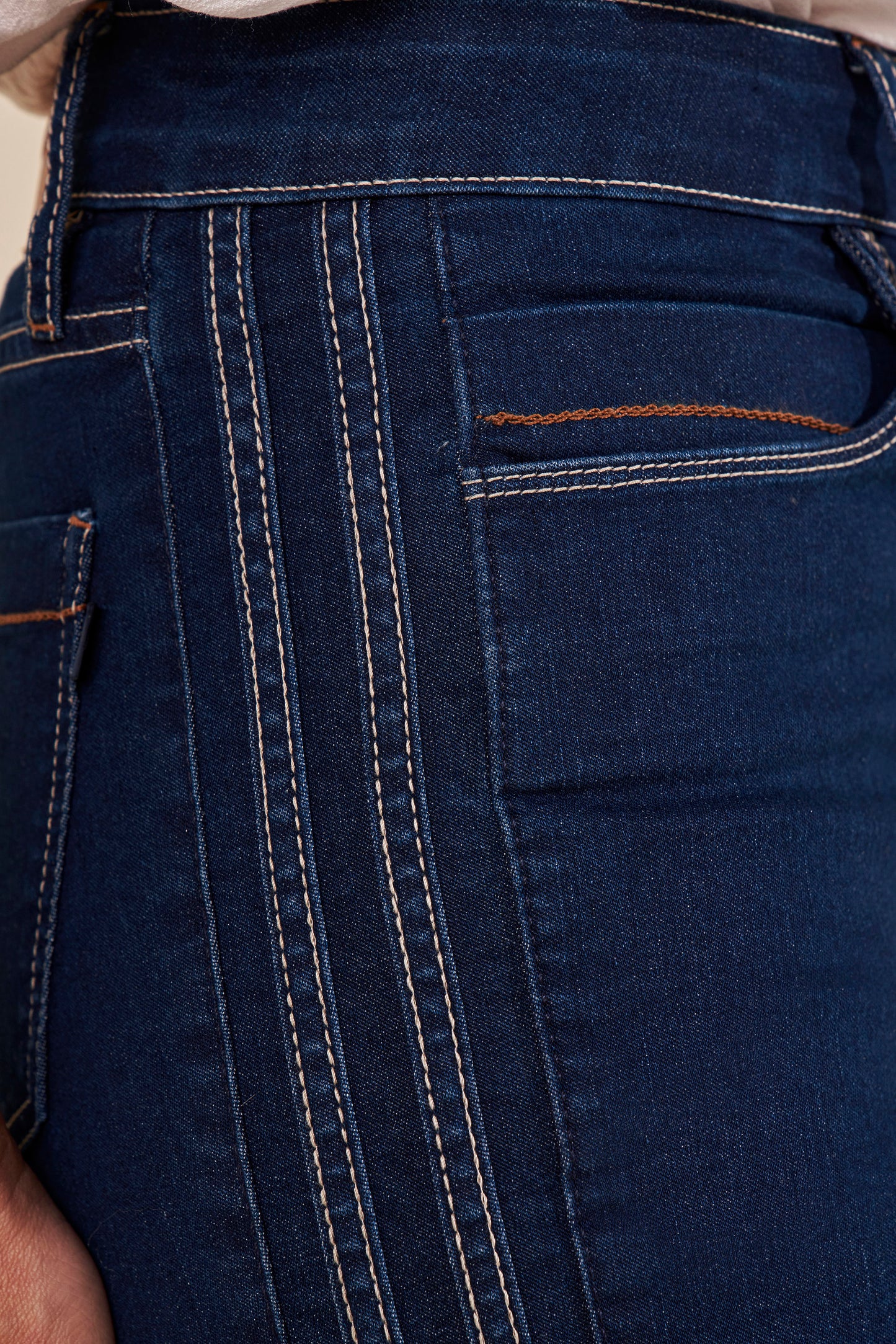 calça jeans flare cintura intermediária com detalhe lateral
