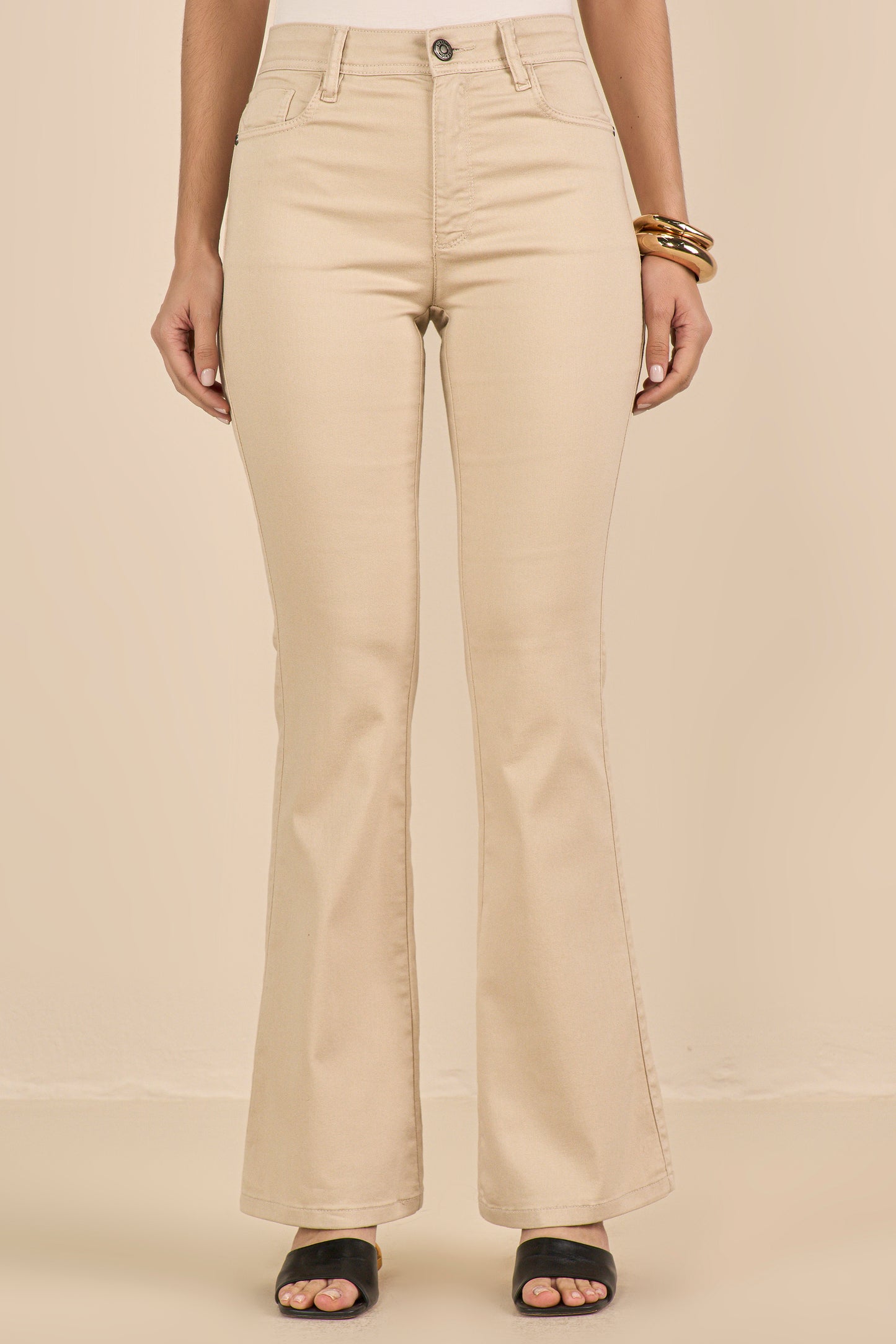 calça sarja color flare cintura intermediária básica