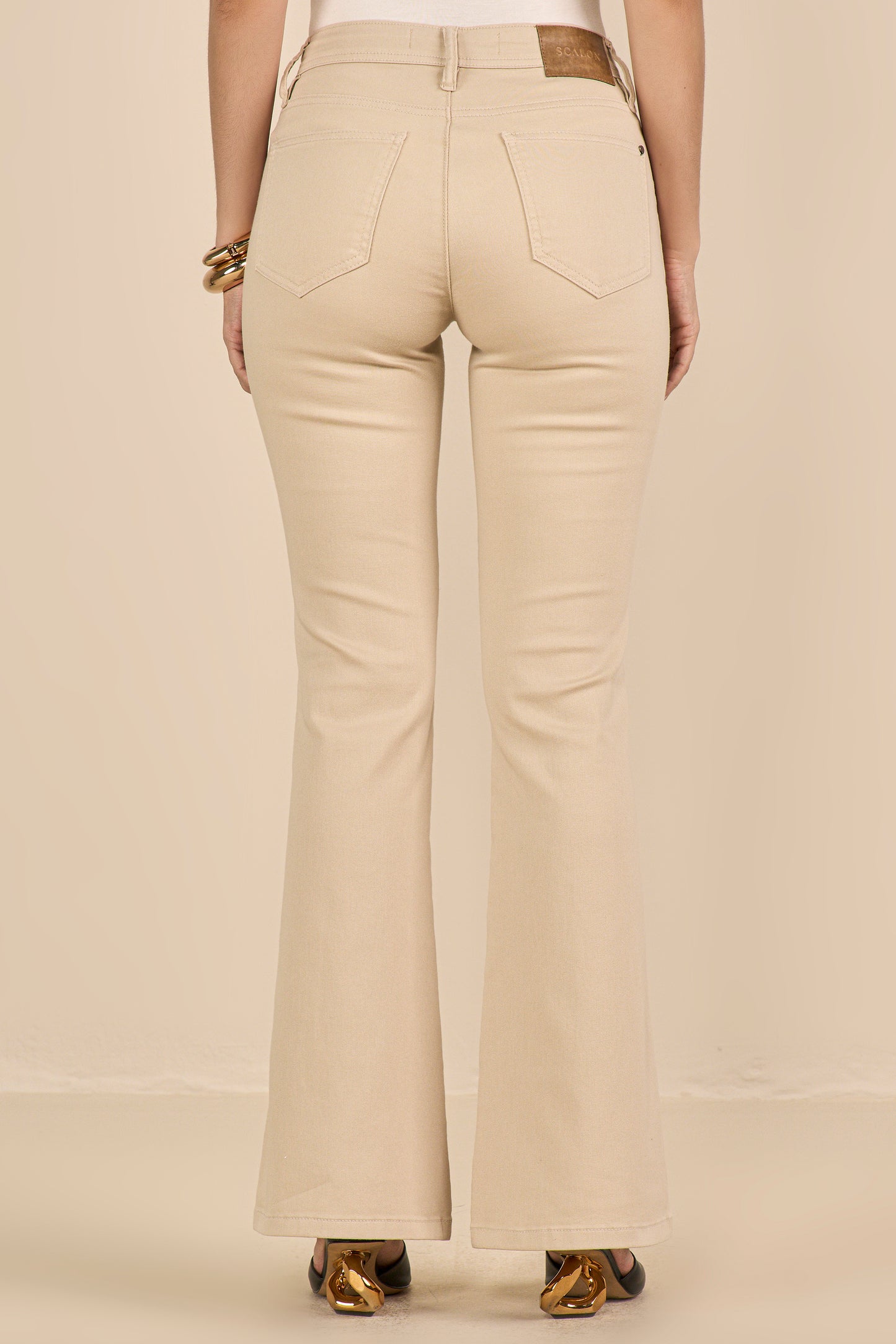 calça sarja color flare cintura intermediária básica