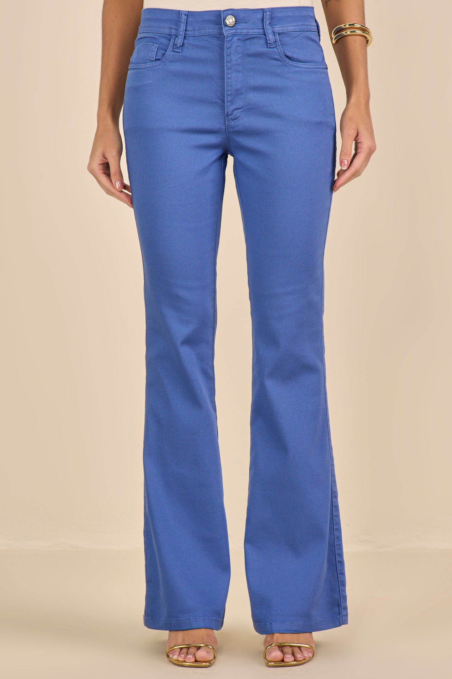 calça sarja color flare cintura intermediária básica