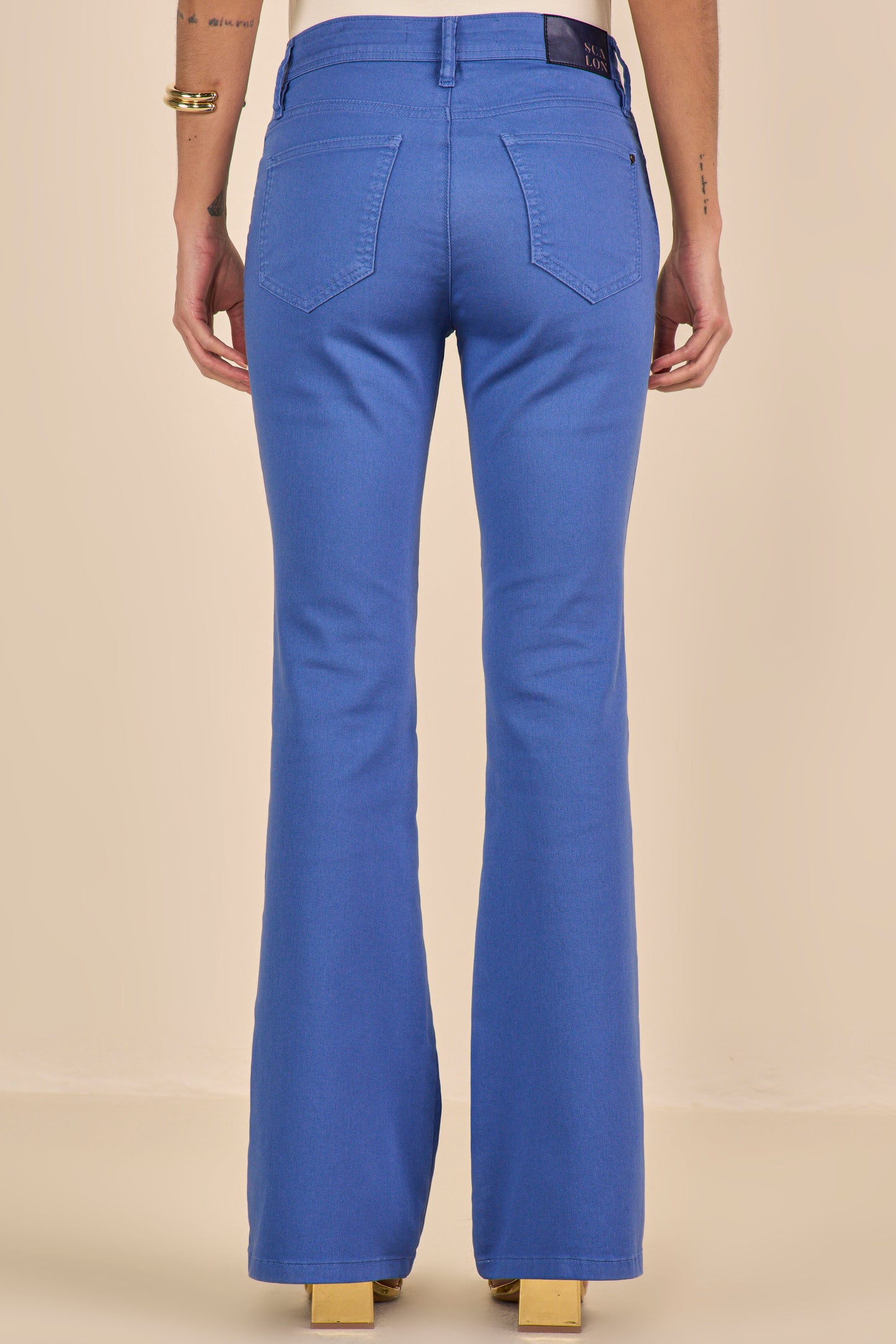 calça sarja color flare cintura intermediária básica