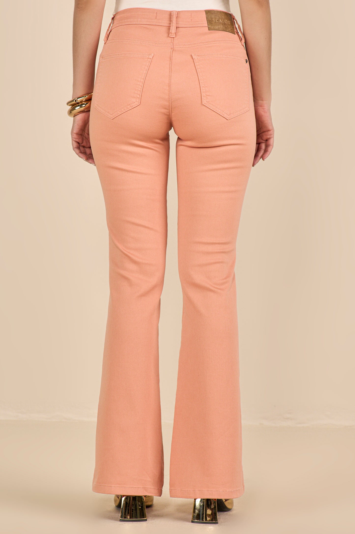 calça sarja color flare cintura intermediária básica