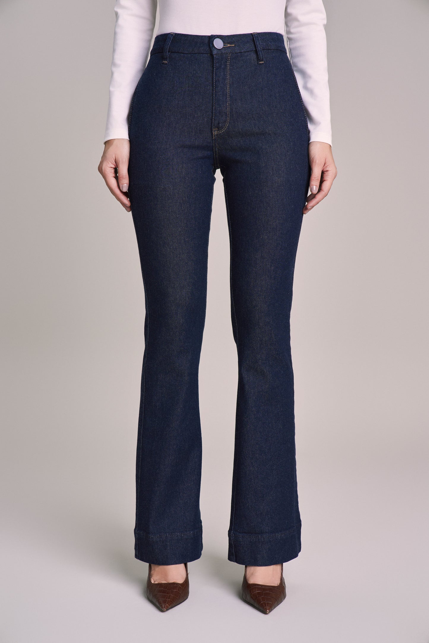 calça jeans flare cinturaintermediária alfaiataria