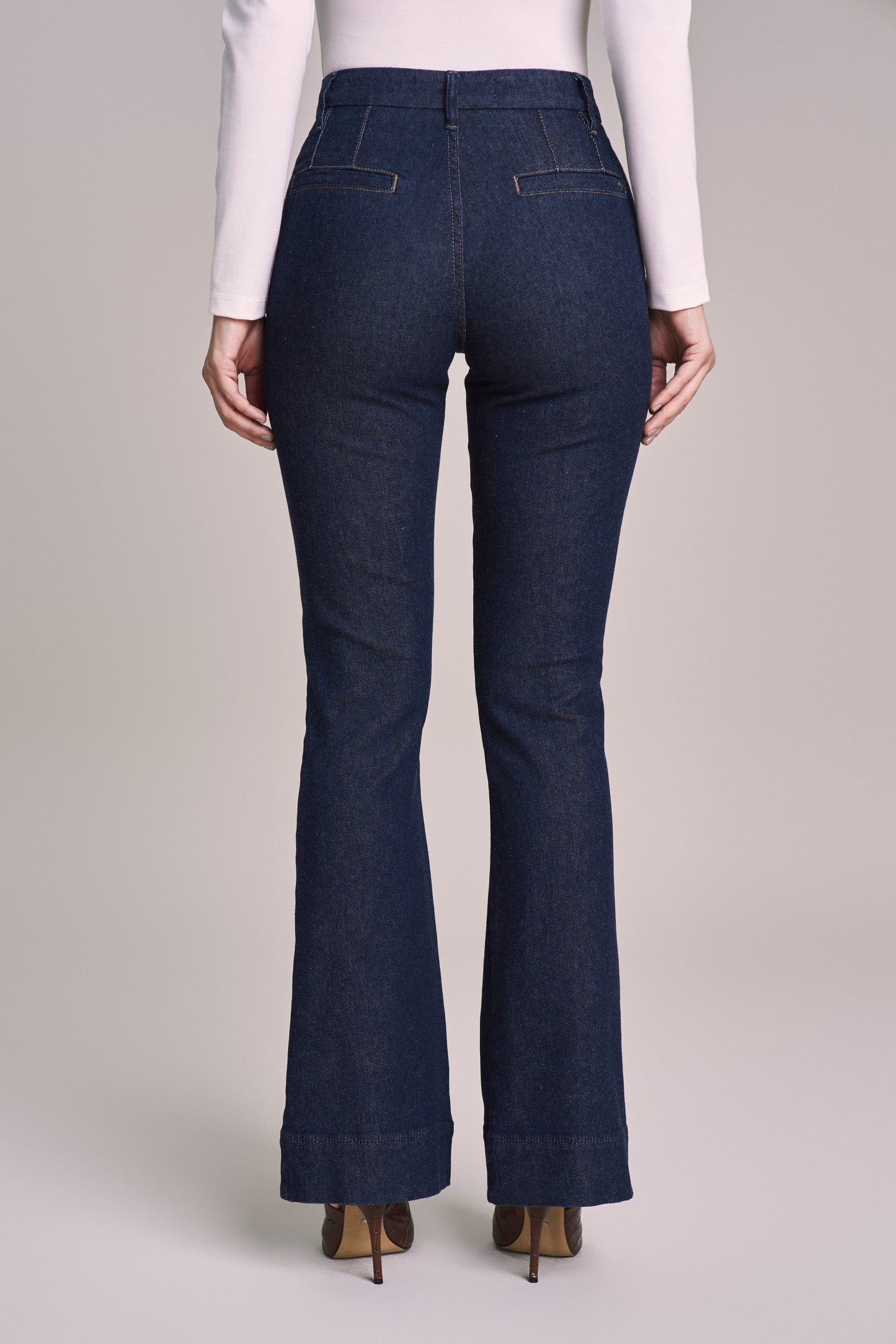 calça jeans flare cinturaintermediária alfaiataria