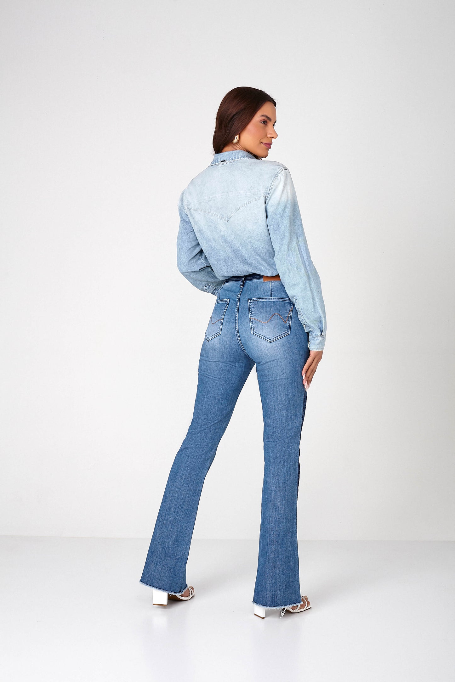 calça jeans flare cintura alta bicolor