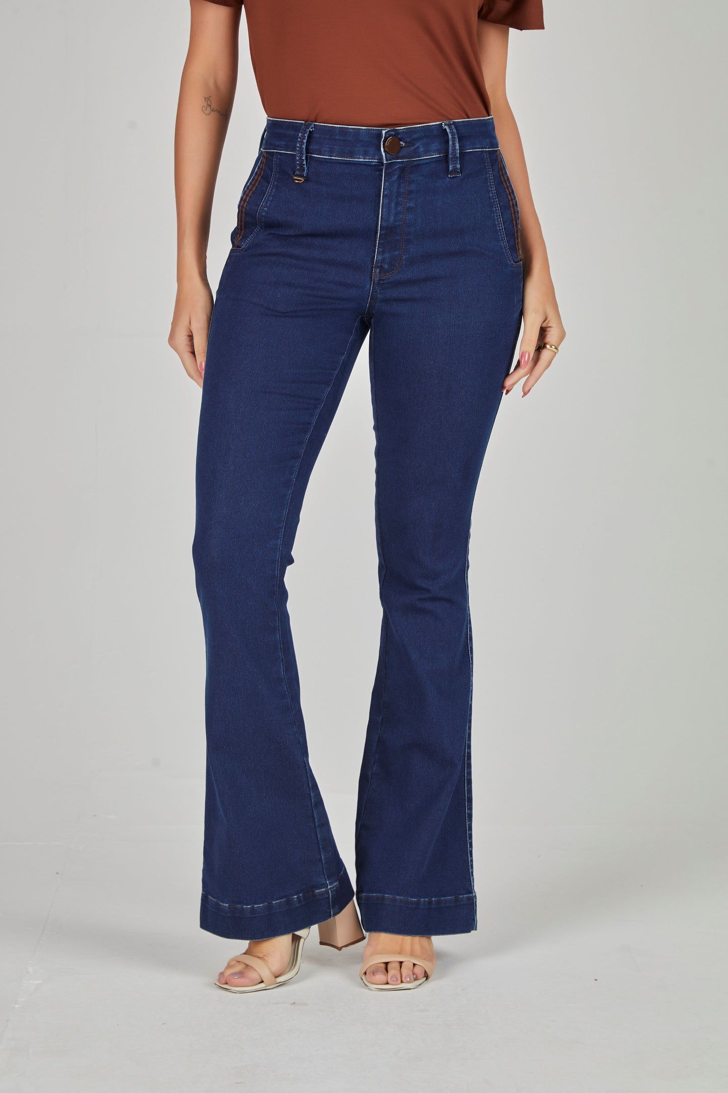 calça jeans flare cintura intermediária com bordado