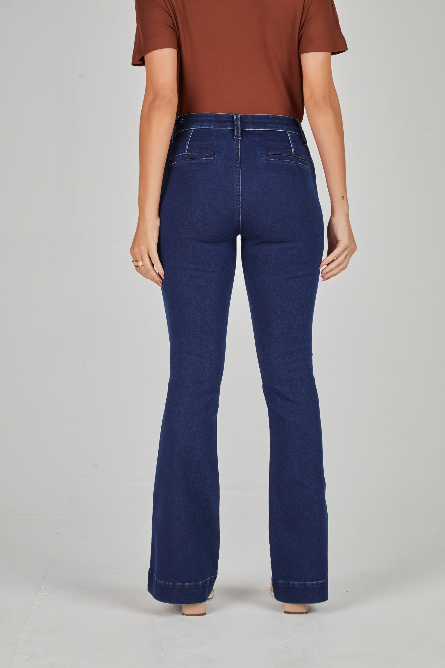 calça jeans flare cintura intermediária com bordado