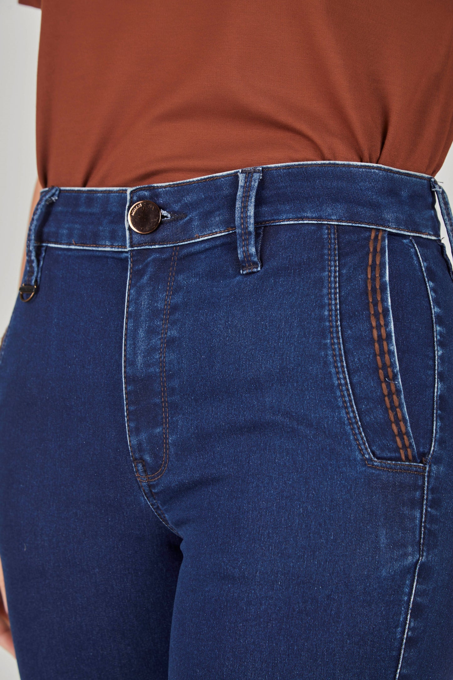 calça jeans flare cintura intermediária com bordado
