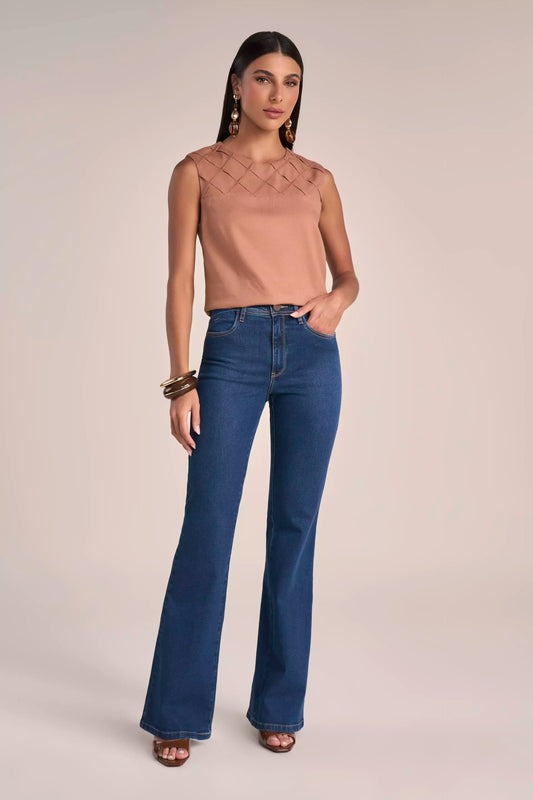 Calça Jeans Flare Cintura Intermediária com Detalhe Bolso Relógio