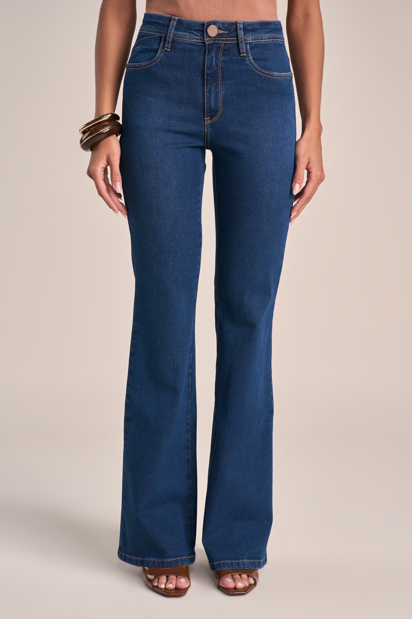 Calça Jeans Flare Cintura Intermediária com Detalhe Bolso Relógio