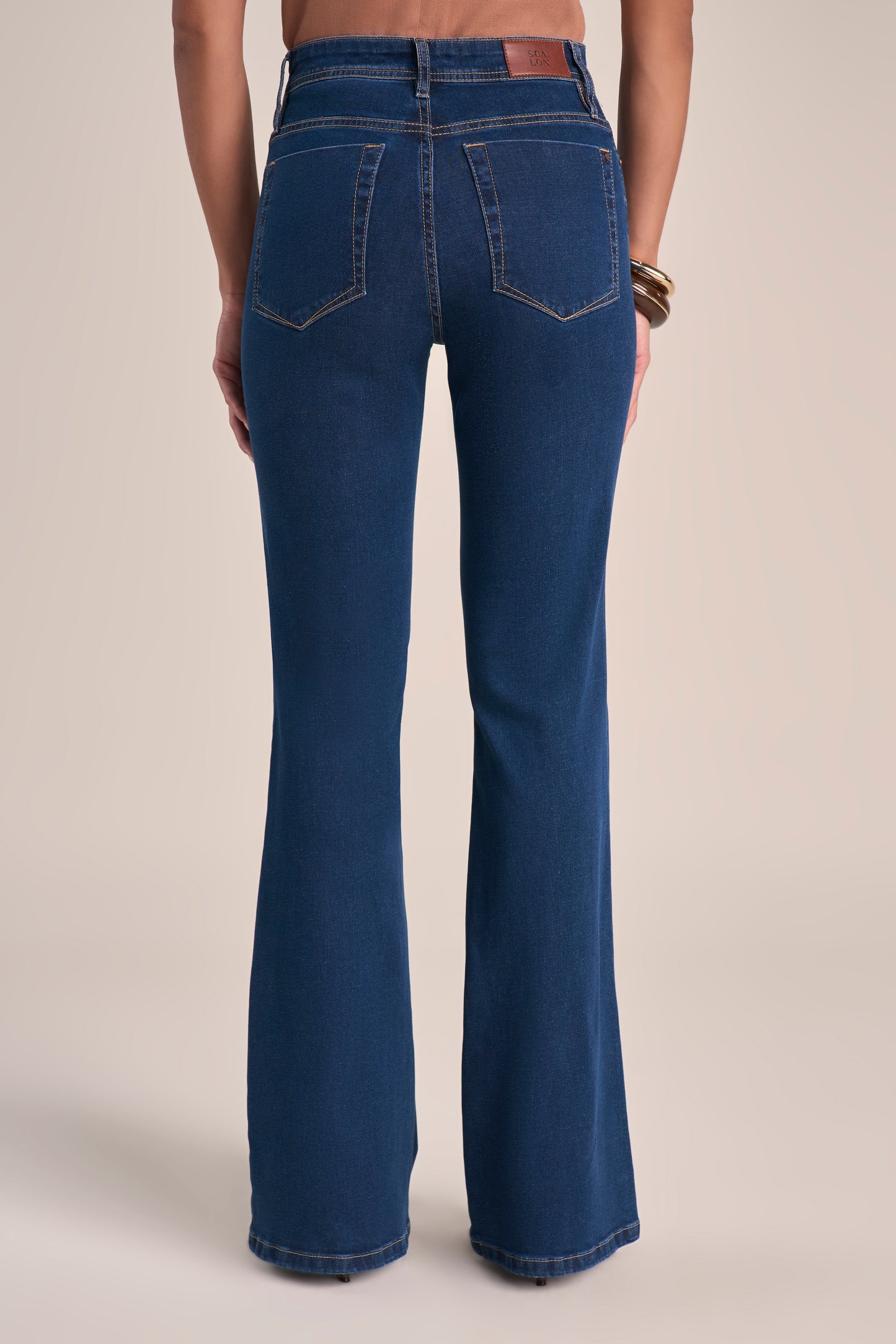 Calça Jeans Flare Cintura Intermediária com Detalhe Bolso Relógio